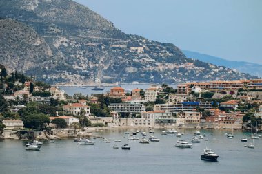 Villefranche sur Mer manzarası ve Fransız Rivierası 'ndaki Saint Jean Cap Ferrat yarımadasının başlangıcı