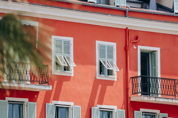 Leuchtend Rote Südfassaden Von Nizza Und Typische Fenster Mit Fensterläden — Stockfoto