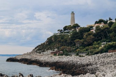 Saint Jean Cap Ferrat yarımadasındaki deniz fenerinin manzarası bulutlu havada, Fransız Riviera 'sında
