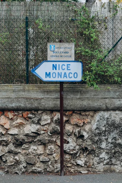 通往尼斯和摩纳哥的路标 — 图库照片
