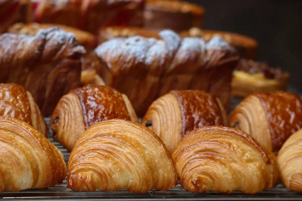Närbild Färska Och Vackra Franska Bakverk Croissanter Pains Chocolat Bageriets — Stockfoto