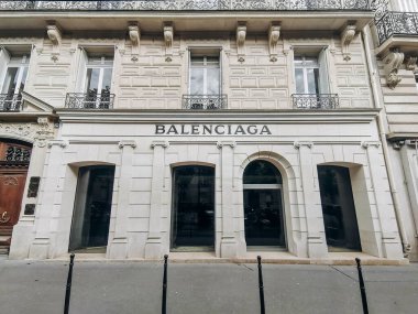 Balenciaga tarihi butiği ön cephesi. Paris 'te, George V Bulvarı 10 numarada.