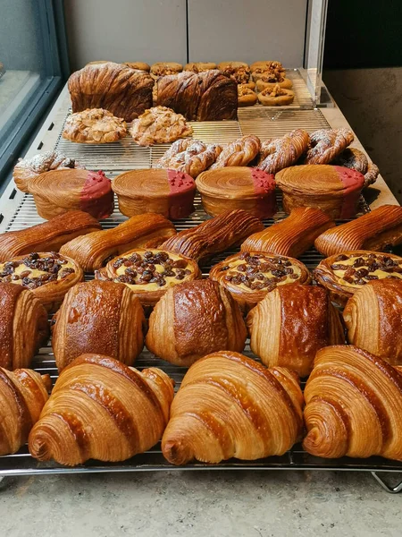 在面包店的橱窗里特写新鲜美丽的法国糕点 — 图库照片