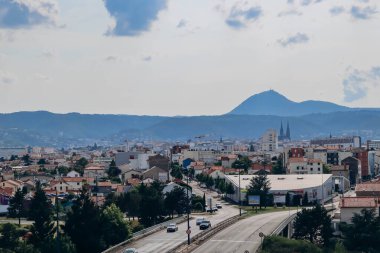 Clermont-Ferrand ve Volcano Puy de Dome Panorama Manzarası