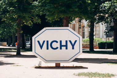 Fransa 'nın Vichy şehrinin merkezindeki Parc des Resources' da Vichy amblemi.