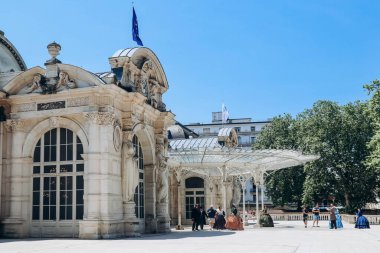 Vichy, Fransa - 18 Haziran 2023: Vichy, Fransa 'daki Parc des Resources' taki Opera Binasına Giriş