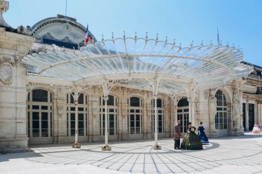 Vichy, Fransa - 18 Haziran 2023: Vichy, Fransa 'daki Parc des Resources' taki Opera Binasına Giriş