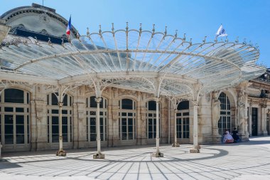Vichy, Fransa - 18 Haziran 2023: Vichy, Fransa 'daki Parc des Resources' taki Opera Binasına Giriş