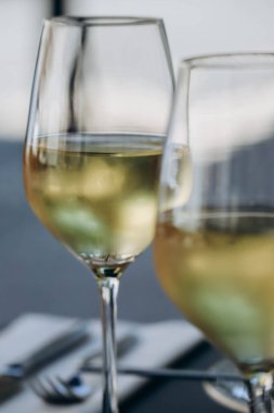 İki kadeh beyaz şarap, tamamen bulanık.