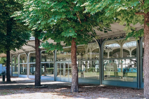 法国维希 2023年6月18日 维希之源公园著名的长廊 步行篷 — 图库照片