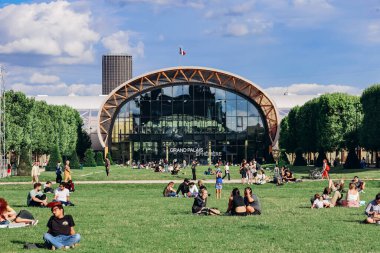 Paris, Fransa - 20 Haziran 2023: Grand Palais Ephemere Eyfel kulesinin önünde