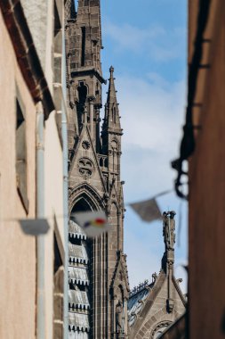 Clermont Ferrand 'daki katedralin ön cephesinin bir parçası.