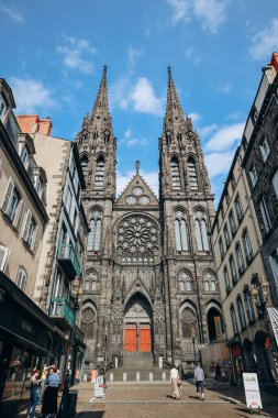 Clermont-Ferrand, Fransa - 21 Haziran 2023: Clermont Ferrand katedrali cephesi