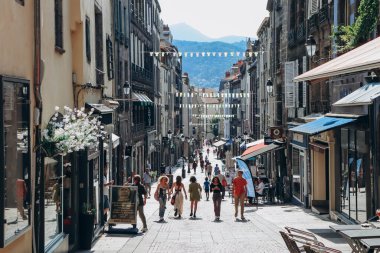 Clermont-Ferrand, Fransa - 21 Haziran 2023: Katedral yakınlarındaki Clermont Ferrand 'ın kalbinde güzel sokaklar