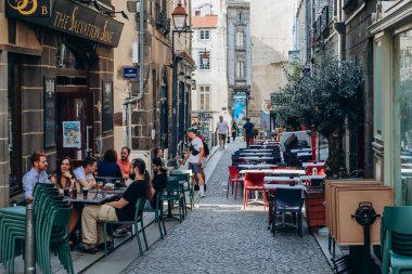 Clermont-Ferrand, Fransa - 21 Haziran 2023: Katedral yakınlarındaki Clermont Ferrand 'ın kalbinde güzel sokaklar