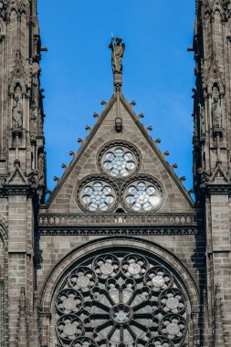 Clermont Ferrand 'daki katedralin ön cephesinin bir kısmına yakın plan.