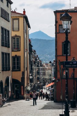 Clermont-Ferrand, Fransa - 21 Haziran 2023: Katedral yakınlarındaki Clermont Ferrand 'ın kalbinde güzel sokaklar