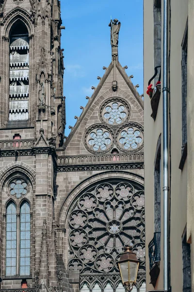 Clermont Ferrand 'daki katedralin ön cephesinin bir kısmına yakın plan.