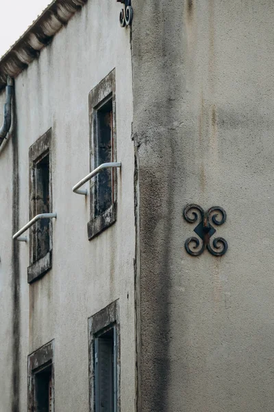 Θραύσμα Της Πρόσοψης Παλαιού Κτιρίου Στο Κέντρο Του Clermont Ferrand — Φωτογραφία Αρχείου