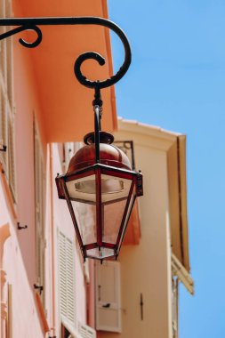 Sokaktaki fener Monako Prensliği 'nin eski bölümünde.