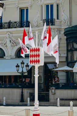 Monako, Monako - 25 Haziran 2023: Monako arması, Prens III. Rainier 'in 100. yıldönümü onuruna bayraklar