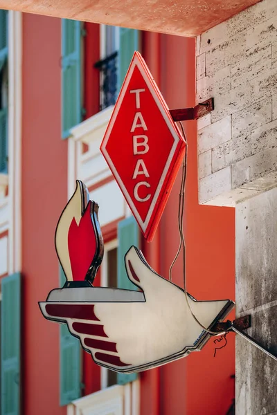 摩纳哥一家烟草商店的标志 一幢建筑物正面的红色 胡萝卜 — 图库照片