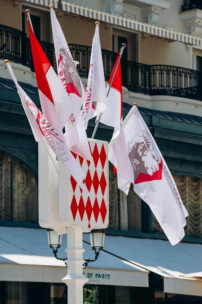 摩纳哥 摩纳哥 2023年6月25日 摩纳哥国徽以及纪念兰尼埃三世亲王100周年的国旗 — 图库照片