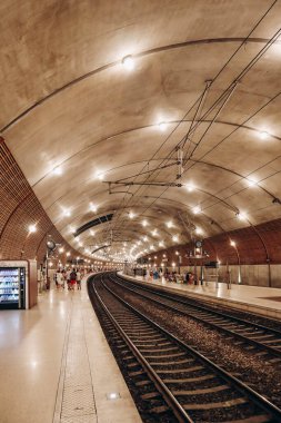 Monako, Monako - 25 Haziran 2023 Monaco Monte Carlo tren istasyonu uçurumun içinde yer almaktadır.