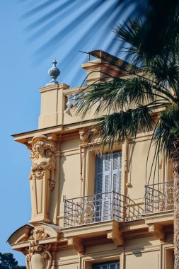 Beaulieu sur Mer, Fransa - 25 Haziran 2023: Fransız Rivierası 'nda Beaulieu sur Mer' de güzel bir binanın ön cephesi