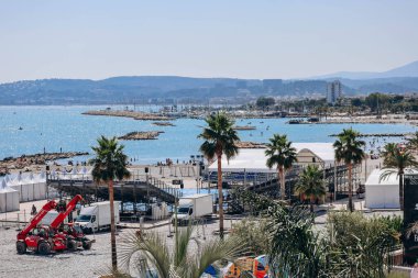 Saint Laurent du Var, Fransa - 25 Haziran 2023: Güneşli bir günde Saint Laurent du Var plajı manzarası