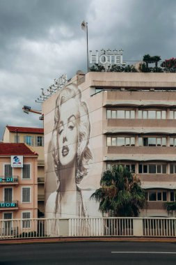 Cannes, Fransa - 30 Haziran 2023: Otelin duvarında Marilyn Monroe 'nun fotoğrafıyla ünlü Cannes manzarası