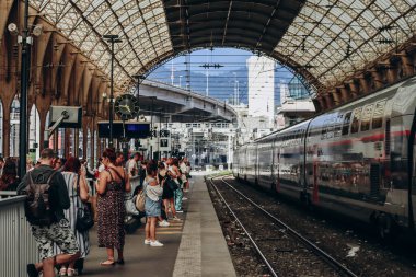 Güzel, Fransa - 30 Haziran 2023: Güzel tren istasyonu, insanlar platformda tren bekliyor.