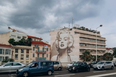 Cannes, Fransa - 30 Haziran 2023: Otelin duvarında Marilyn Monroe 'nun fotoğrafıyla ünlü Cannes manzarası