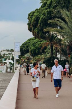 Cannes, Fransa - 30 Haziran 2023: Cannes 'da Croisette' de yürüyen insanlar
