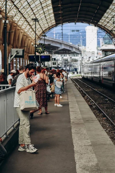 Νίκαια Γαλλία Ιουνίου 2023 Νίκαια Σιδηροδρομικό Σταθμό Άνθρωποι Στην Πλατφόρμα — Φωτογραφία Αρχείου