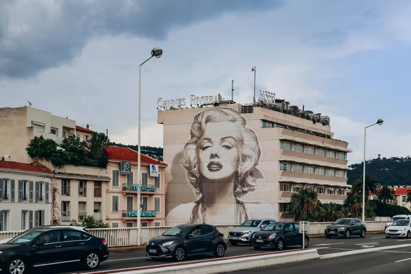 Cannes, Fransa - 30 Haziran 2023: Otelin duvarında Marilyn Monroe 'nun fotoğrafıyla ünlü Cannes manzarası