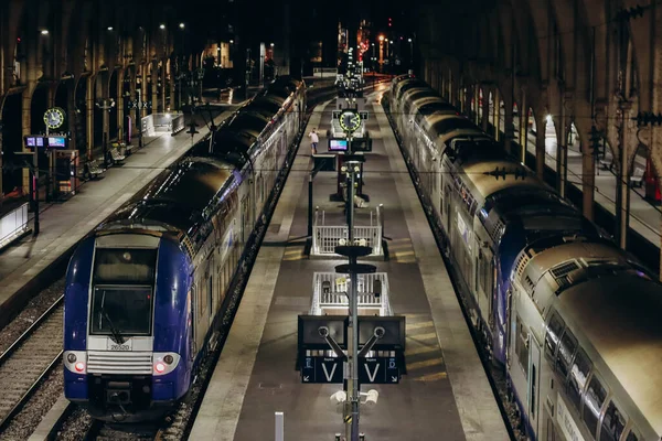 2023年6月30日 深夜的漂亮火车站 月台和火车 — 图库照片