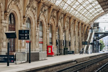 Nice, Fransa - 23 Temmuz 2023: Nice, Fransa 'nın güneyindeki tren istasyonu