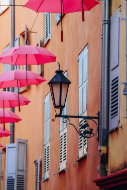 Grasse 'nin orta caddelerini süsleyen ünlü pembe şemsiyeler