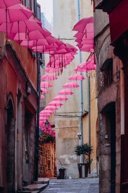 Grasse, Fransa - 23 Temmuz 2023: Grasse merkez caddelerini süsleyen ünlü pembe şemsiyeler