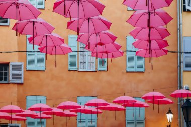 Grasse 'nin orta caddelerini süsleyen ünlü pembe şemsiyeler