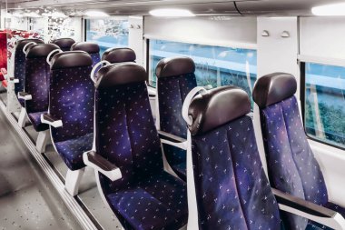 Güzel, Fransa - 23 Temmuz 2023: SNCF treninin içinde, TER tipi, yolcular olmadan.