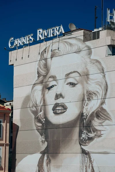 Cannes, Fransa - 23 Temmuz 2023: Otelin duvarında Marilyn Monroe 'nun fotoğrafıyla ünlü Cannes manzarası