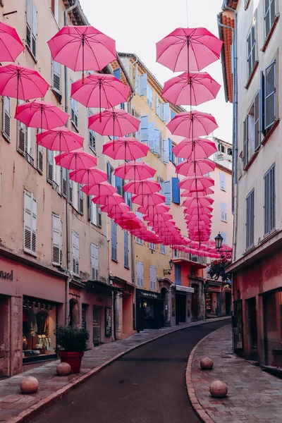 Grasse, Fransa - 23 Temmuz 2023: Grasse merkez caddelerini süsleyen ünlü pembe şemsiyeler