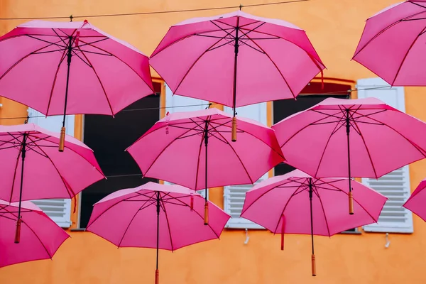 Знаменитые Розовые Зонтики Украшающие Центральные Улицы Грасса — стоковое фото