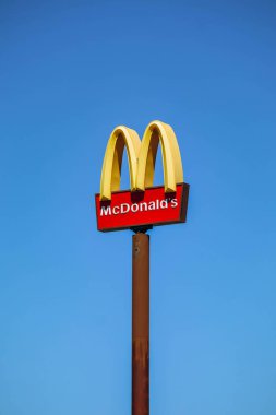 Feldkirch, Avusturya - 7 Ağustos 2023: Yoldaki McDonald 's restoranı tabelası