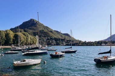 Lecco, İtalya - 7 Ağustos 2023: Como Gölü üzerindeki Lecco limanının manzarası