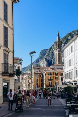 Lecco, İtalya - 7 Ağustos 2023: Como Gölü üzerindeki Lecco şehir merkezi manzarası