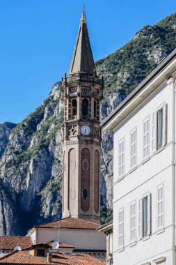 Como Gölü üzerindeki Lecco şehir merkezinin görüntüsü