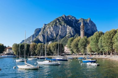 Lecco, İtalya - 7 Ağustos 2023: Como Gölü üzerindeki Lecco limanının manzarası